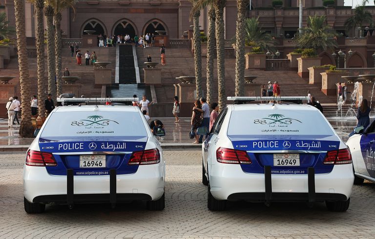 شرطة أبوظبي تحتفي باليوم الوطني السعودي