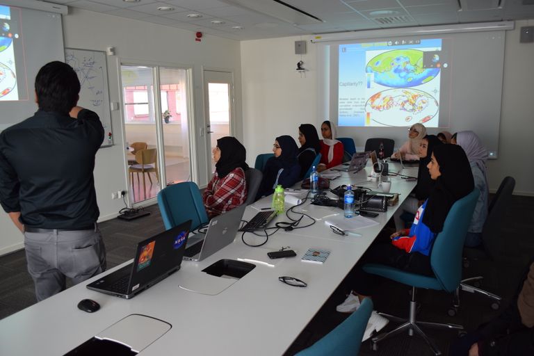 طلاب جامعة الإمارات يزورون مختبرات لوليا السويدية للتكنولوجيا 