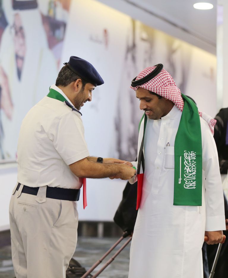 شرطة أبوظبي تستقبل السعوديين بالورود والأعلام احتفاء بيومهم الوطني