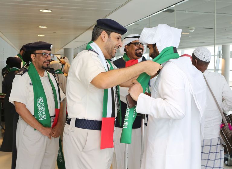 شرطة أبوظبي تستقبل السعوديين بالورود والأعلام احتفاء بيومهم الوطني