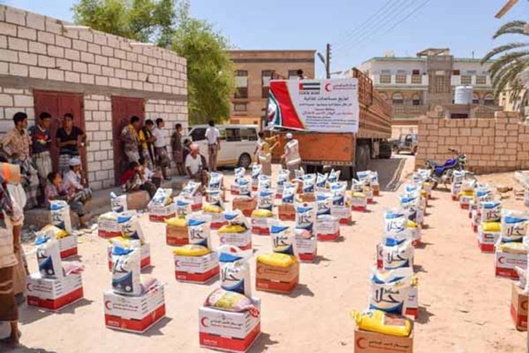 فرق الهلال الأحمر الإماراتي توزع 300 سلة غذائية على أهالي الشحر