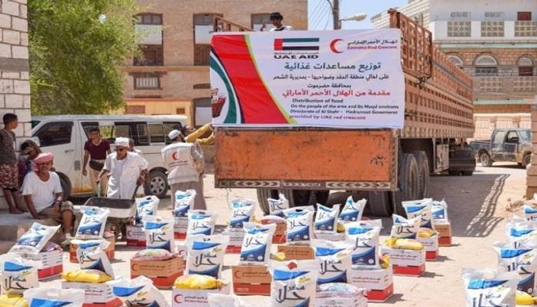 فرق الهلال الأحمر الإماراتي توزع 300 سلة غذائية على أهالي الشحر