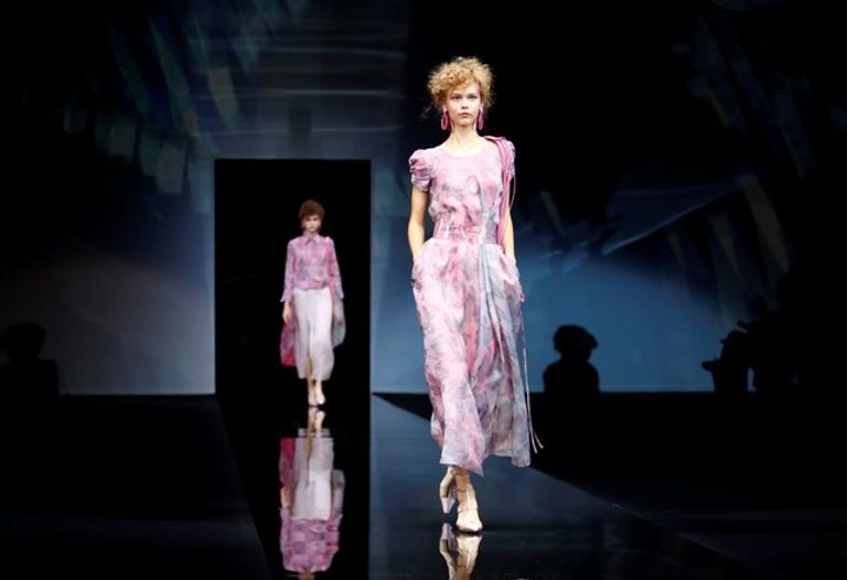 أحد تصميمات "جورجيو أرماني" لموسم ربيع 2019