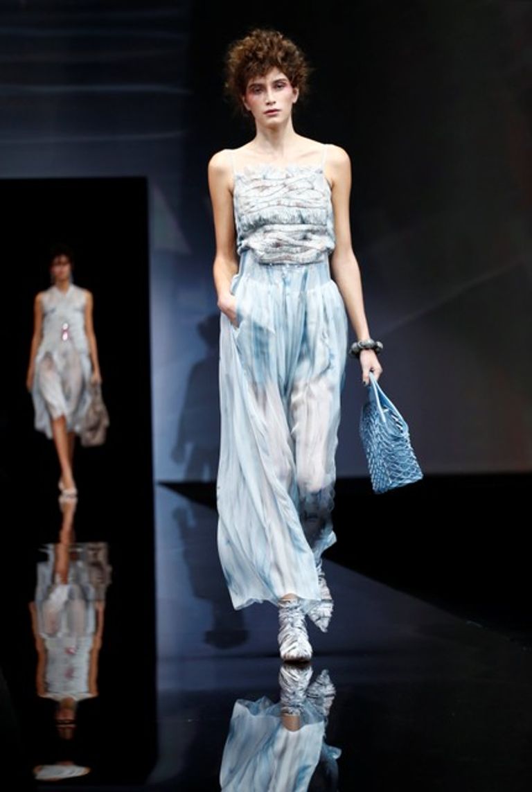 أحد تصميمات "جورجيو أرماني" لموسم ربيع 2019