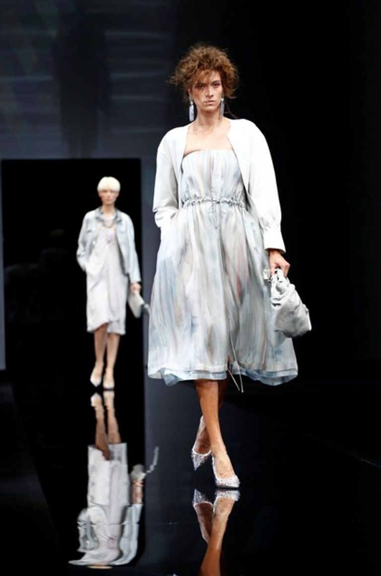 أحد تصميمات "جورجيو أرماني" لموسم ربيع 2019