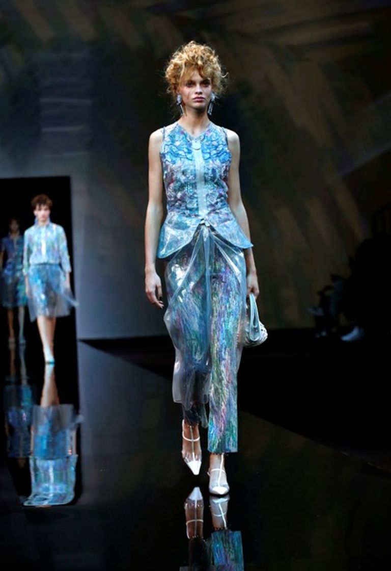 أحد تصميمات "جورجيو أرماني" لموسم ربيع 2019