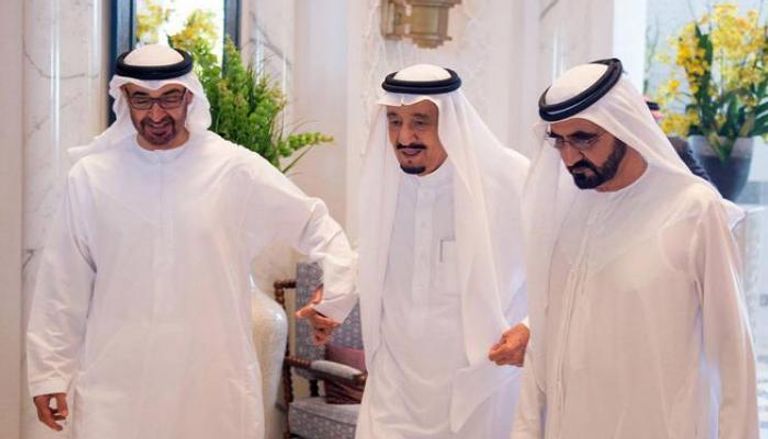 الملك سلمان يتوسط الشيخ محمد بن راشد والشيخ محمد بن زايد