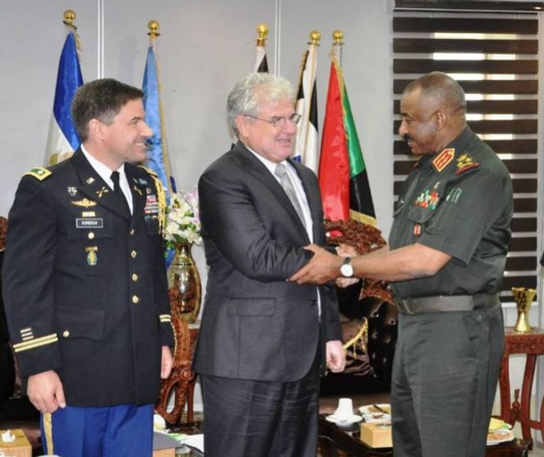 رئيس الأركان السوداني والقائم بالأعمال الأمريكي في الخرطوم