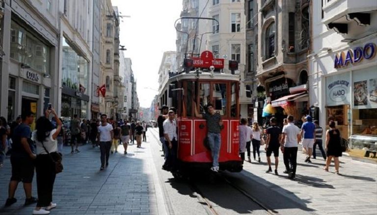 ترام يمتد على طول شارع التسوق الرئيسي في إسطنبول - رويترز