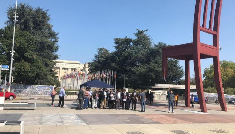 وفد قبيلة الغفران خلال وقفة احتجاجية في جنيف وفد قبيلة الغفران خلال وقفة احتجاجية في جنيف