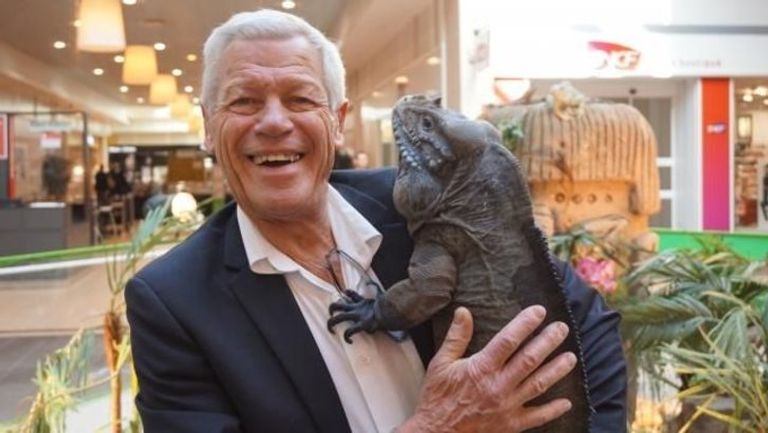 فرنسي يستضيف زواحف خطرة في منزله الفرنسي فيليب جيلليت برفقة تمساح في منزله