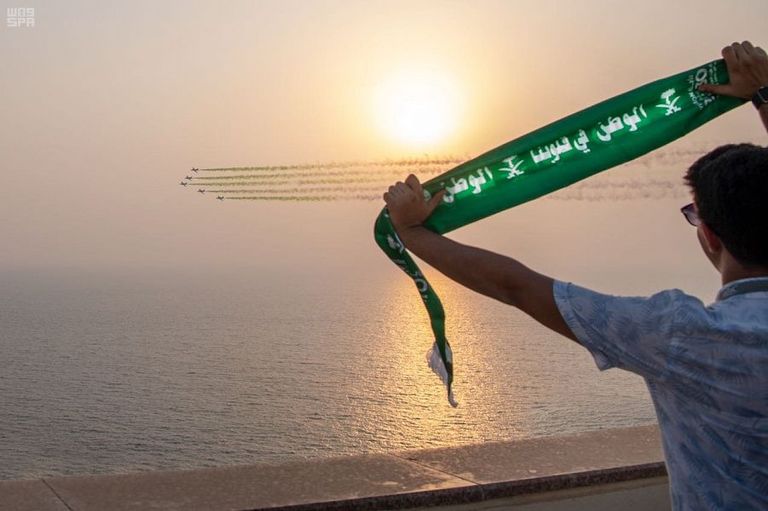 القوات الملكية السعودية تزين سماء جدة احتفالا باليوم الوطني الـ88