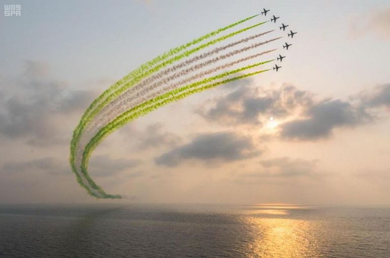القوات الملكية السعودية تزين سماء جدة احتفالا باليوم الوطني الـ88