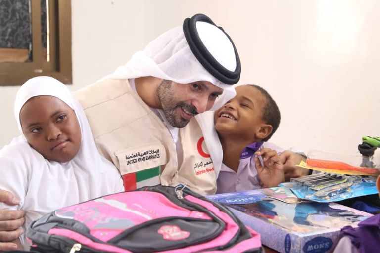 الهلال الأحمر الإماراتي يدعم جمعية الطموح للمعاقين بالمكلا اليمنية