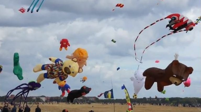 جانب من فعاليات مهرجان الطائرات الورقية في برلين