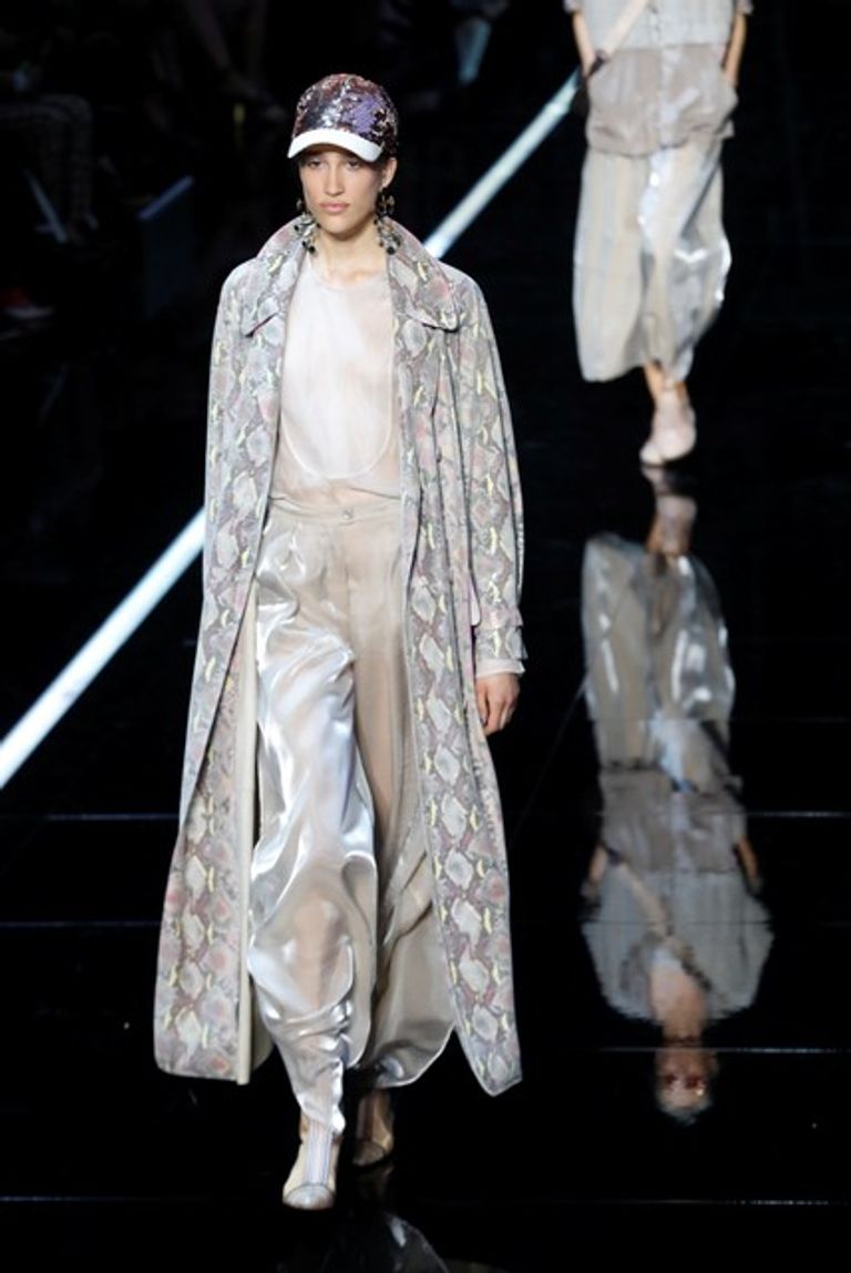 جانب من عرض أزياء إمبوريو أرماني في مطار ليناتي 