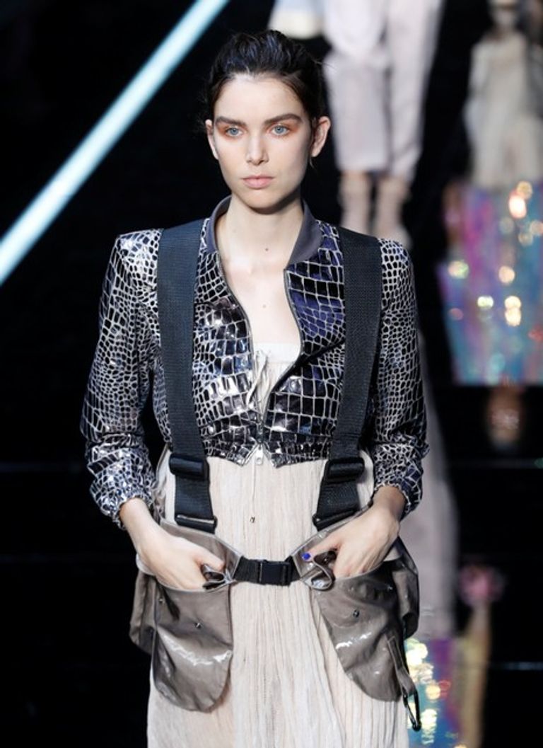 جانب من عرض أزياء إمبوريو أرماني في مطار ليناتي 