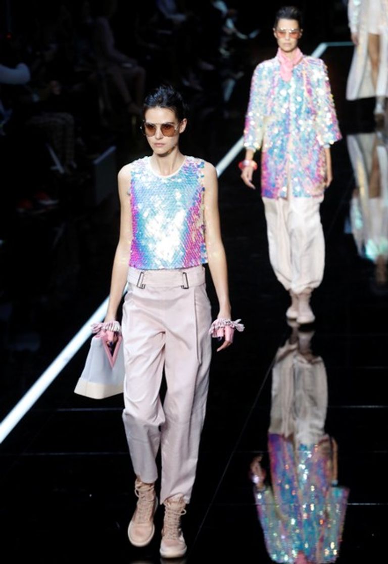 جانب من عرض أزياء إمبوريو أرماني في مطار ليناتي 