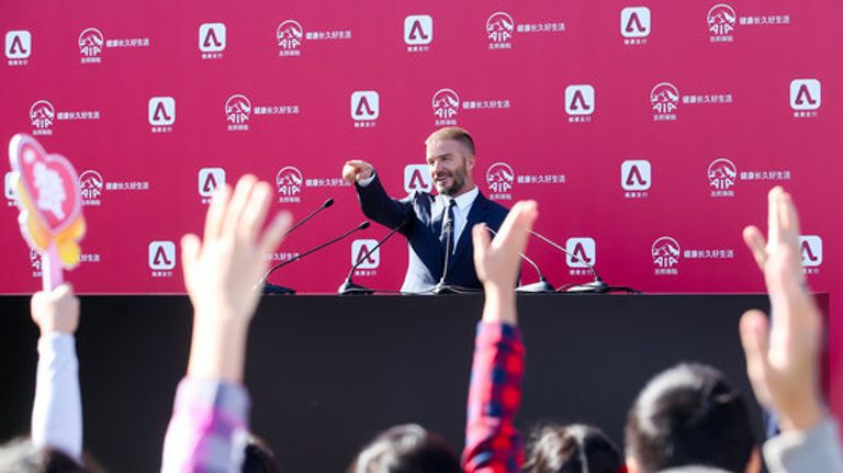 ديفيد بيكهام خلال جولته في الصين 