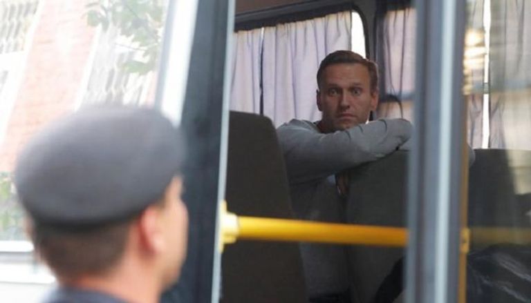 زعيم المعارضة أليكسي نافالني داخل حافلة شرطة