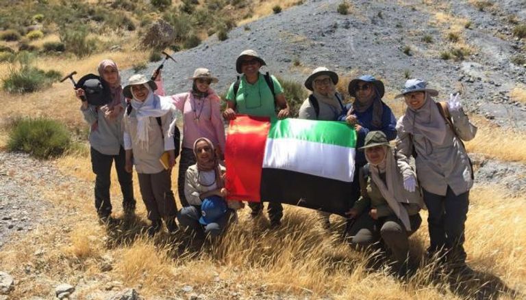 سارة المنصوري مع طالبات خلال جولة لاكتشاف عمر الصخور في أسبانيا