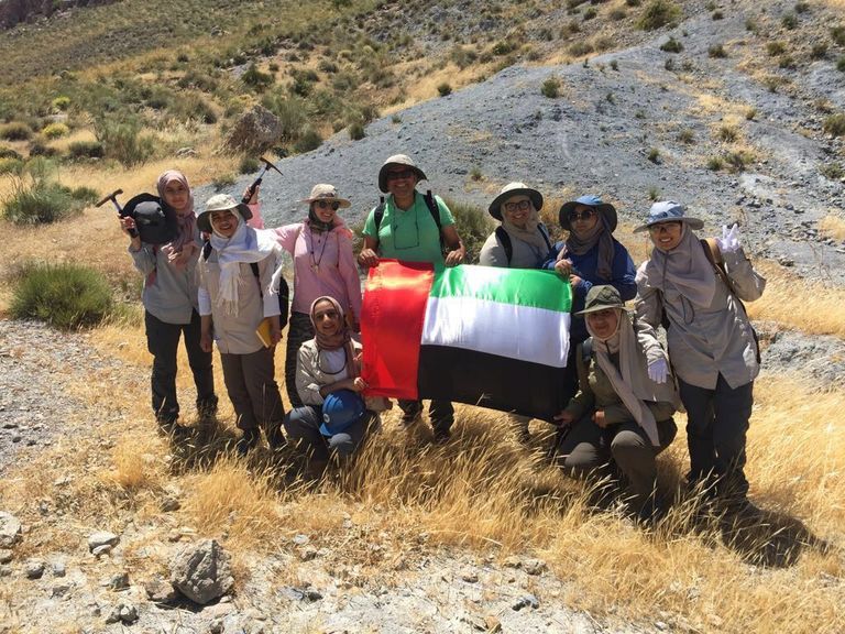 سارة المنصوري مع طالبات خلال جولة لاكتشاف عمر الصخور في أسبانيا