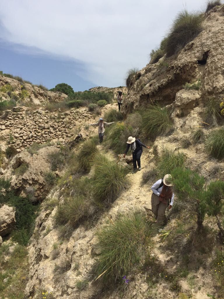 سارة المنصوري مع طالبات خلال جولة لاكتشاف عمر الصخور في أسبانيا