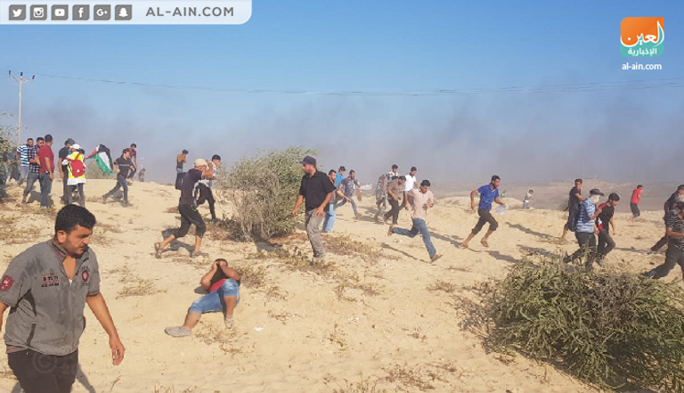 رجال الإسعاف يحملون مصابا فلسطينيا خلال التظاهرة البحرية بغزة