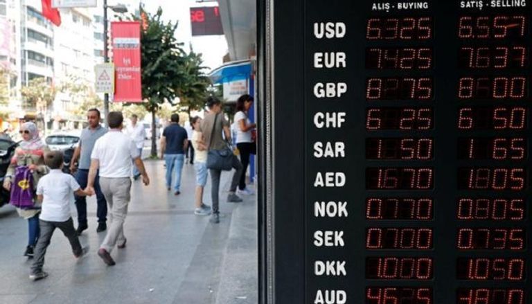 انهيار الليرة يفاقم أزمات الاقتصاد التركي