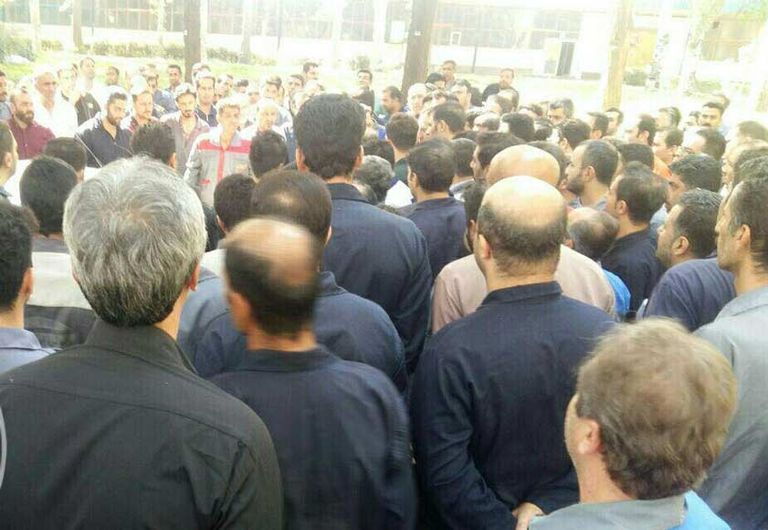 صعود قياسي للدولار أمام الريال الإيراني