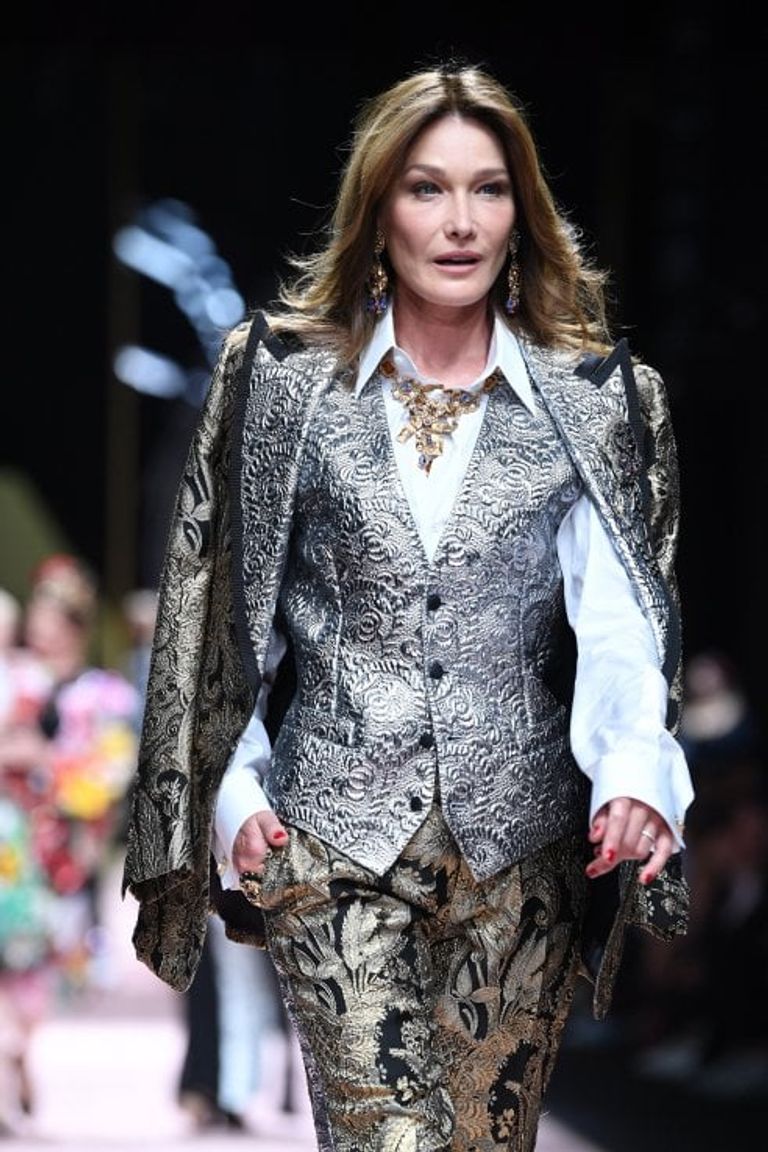 مونيكا بيللوتشي تظهر على منصة عروض 