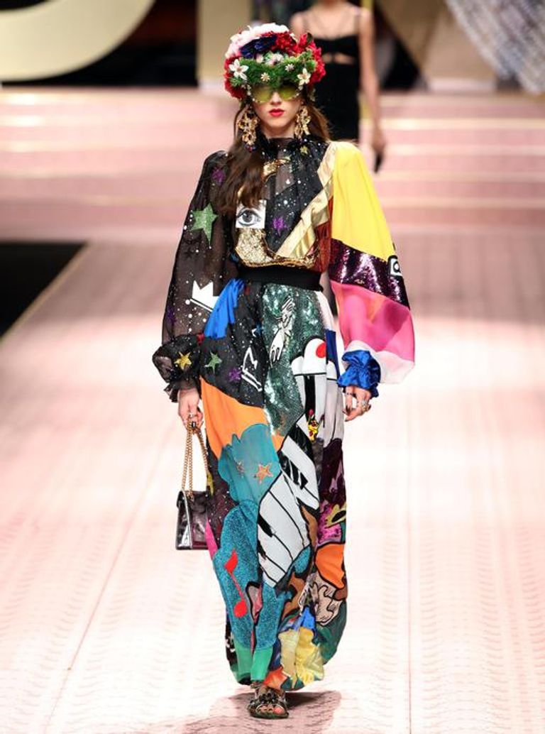 مونيكا بيللوتشي تظهر على منصة عروض 