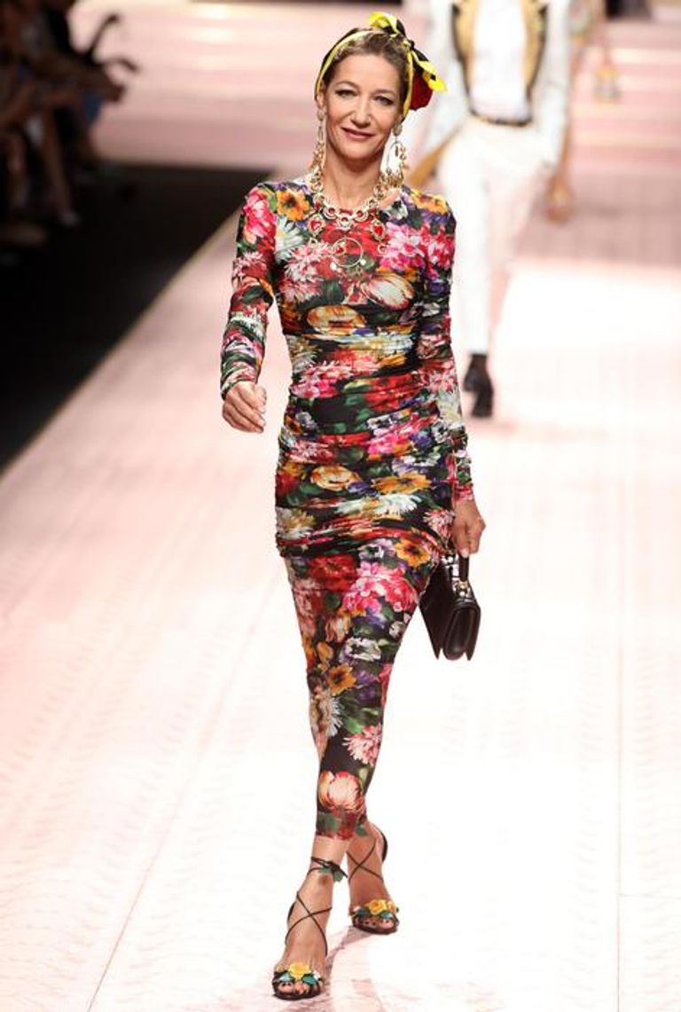 مونيكا بيللوتشي تظهر على منصة عروض 