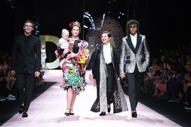 مونيكا بيللوتشي تظهر على منصة عروض 