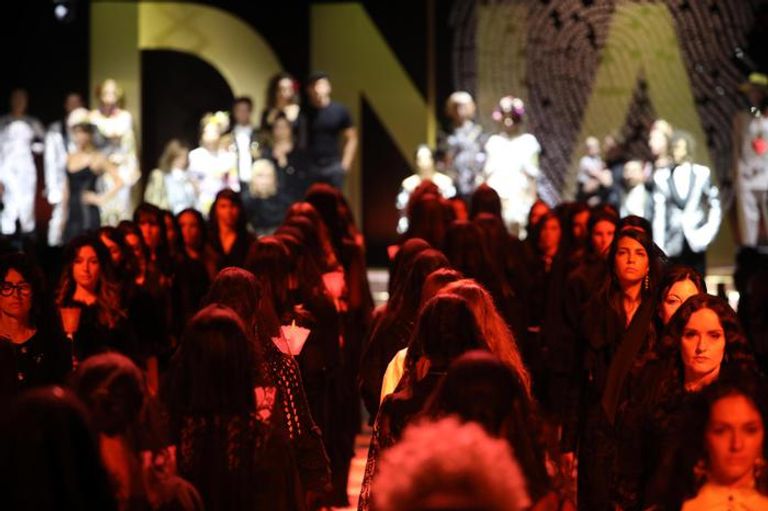 مونيكا بيللوتشي تظهر على منصة عروض 