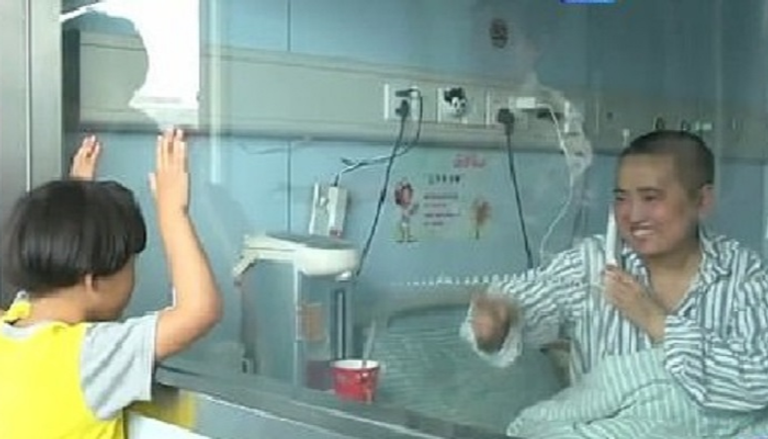 الفتاة تتطلع إلى والدتها في غرفة العناية قبل العملية