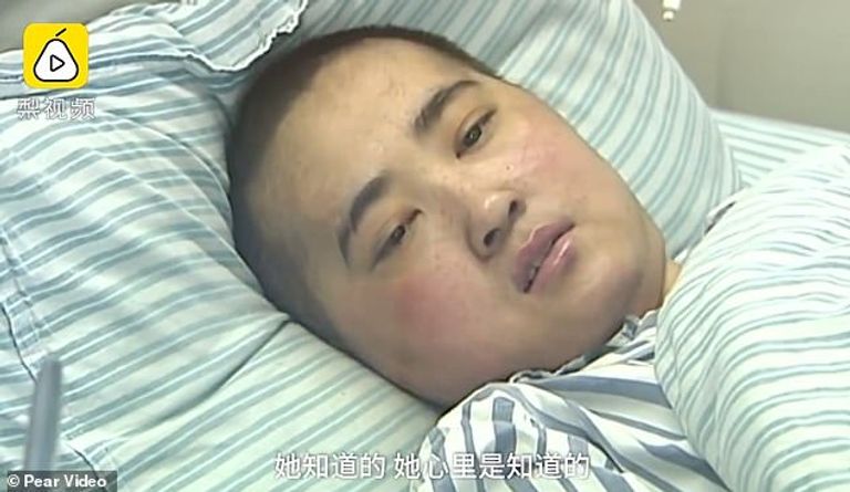 الفتاة تتطلع إلى والدتها في غرفة العناية قبل العملية