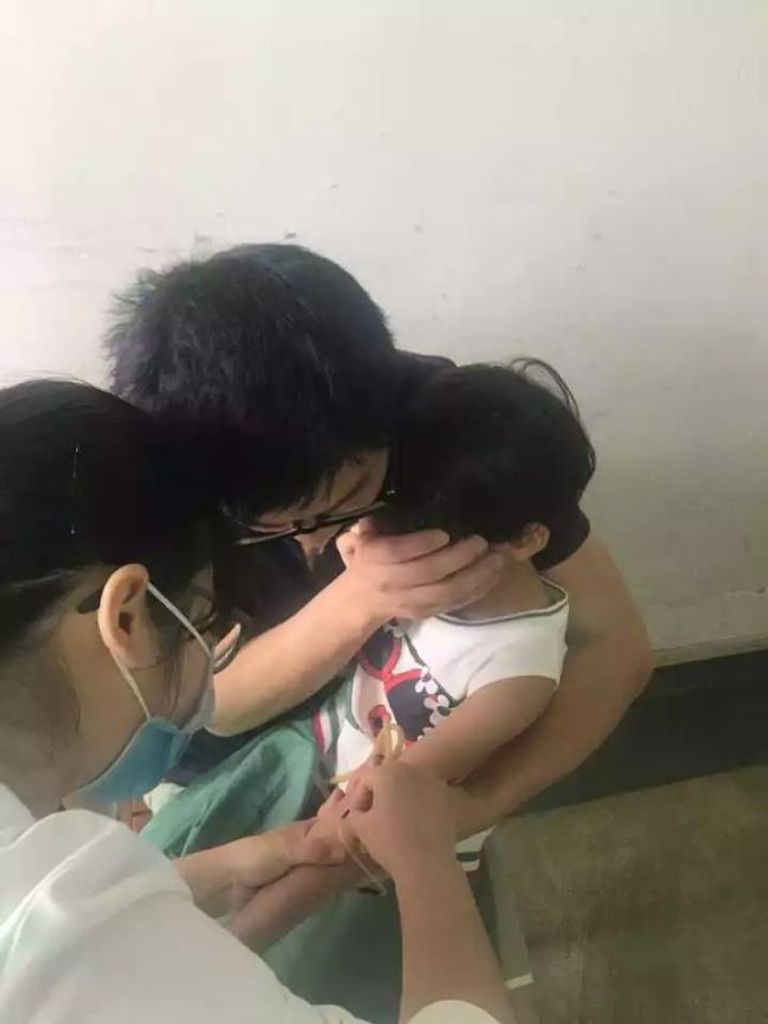 الفتاة تتطلع إلى والدتها في غرفة العناية قبل العملية