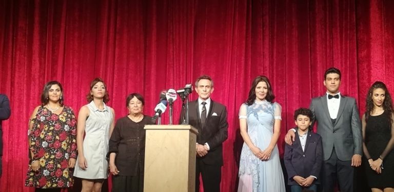 محمد صبحي ومشهد من عرض "خيبتنا"