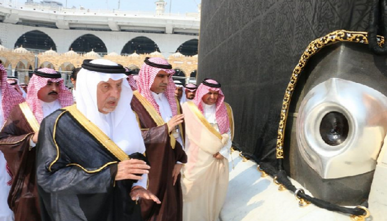 أمير منطقة مكة المكرمة يتشرف بغسل الكعبة المشرفة