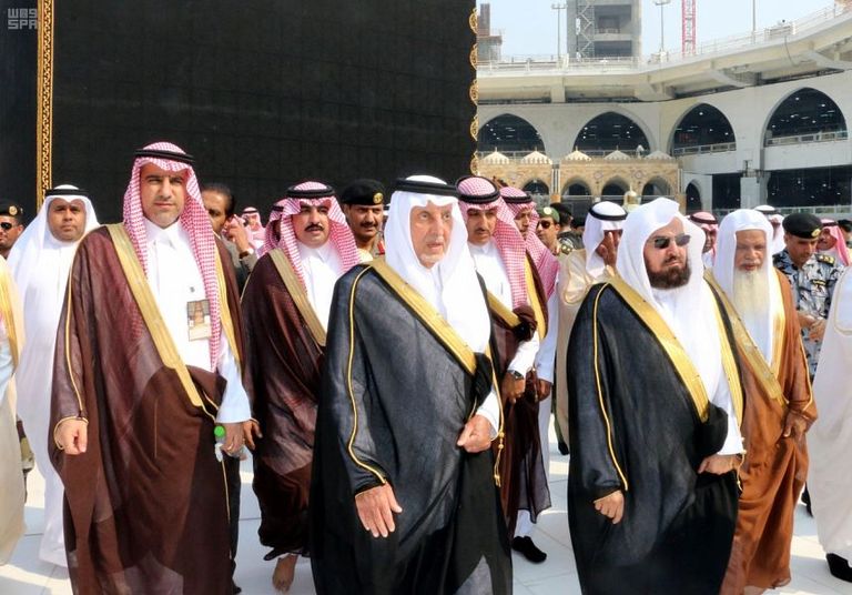 أمير منطقة مكة المكرمة يتشرف بغسل الكعبة المشرفة