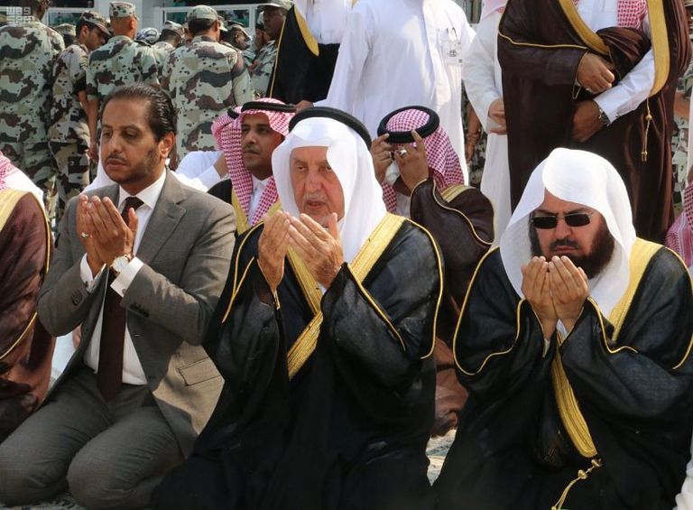 أمير منطقة مكة المكرمة يتشرف بغسل الكعبة المشرفة