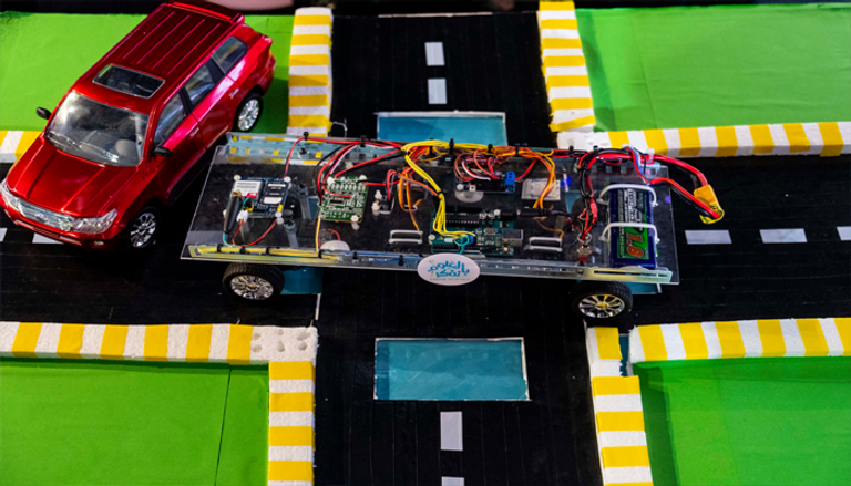 3 طالبات إماراتيات يبتكرن نظاما لمنع انقلاب السيارات