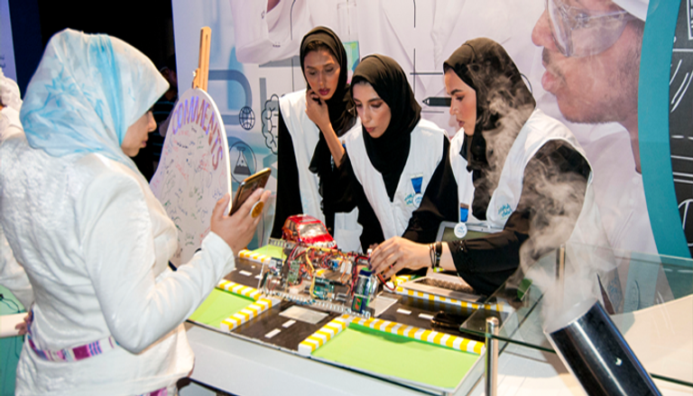 3 طالبات إماراتيات يبتكرن نظاما لمنع انقلاب السيارات