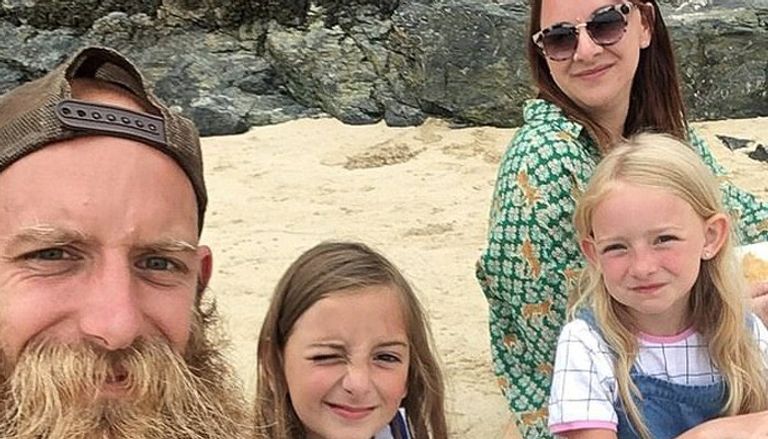 صورة للزوجان مع ابنتيهما