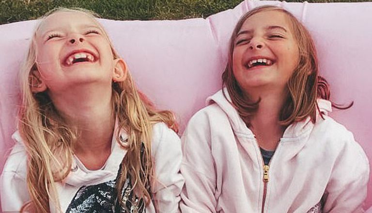 صورة للطفلتين قبل رحلة التعليم