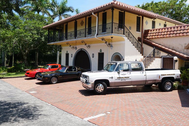 بيرت رينولدز مع مجموعة سياراته المميزة