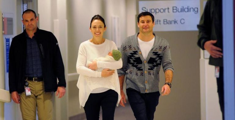 رئيسة وزراء نيوزيلندا بصحبة طفلتها وزوجها بالأمم المتحدة