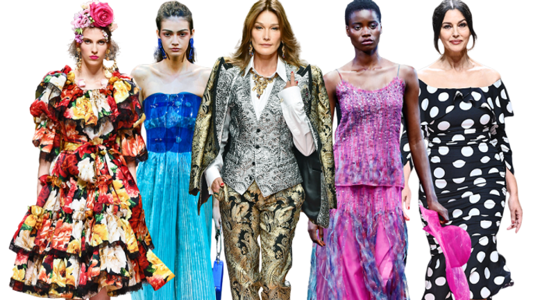 كارلا بروني خلال عرض الأزياء