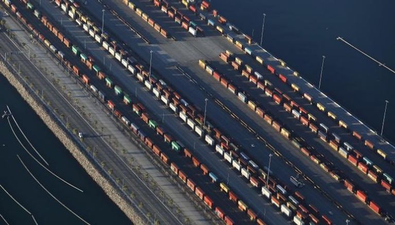 حاويات الشحن محملة على القطارات في ميناء لوس أنجلوس